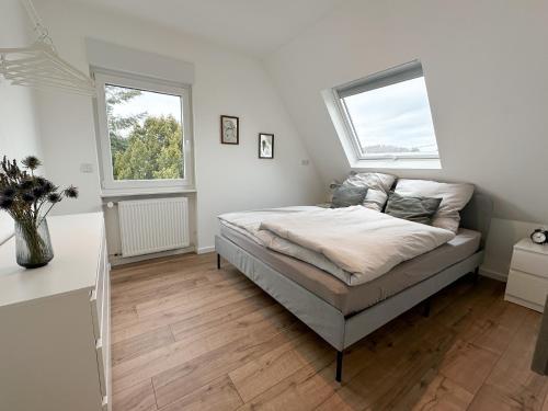 1 dormitorio con 1 cama y 2 ventanas en Suite Katharina en Neuwied