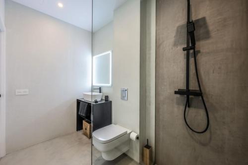 ein Bad mit WC und Dusche in der Unterkunft Luxury Villa Vulcano Lajares in Lajares