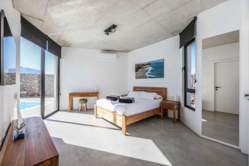 ein Schlafzimmer mit einem Bett und einem Pool in der Unterkunft Luxury Villa Vulcano Lajares in Lajares