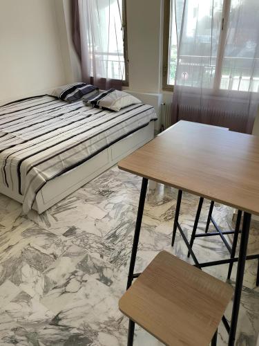 - une chambre avec un lit et deux tables dans l'établissement Studio 50 m de la mer - Centre - Proche mer, à Nice