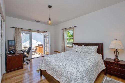 a bedroom with a bed and a desk and a television at Alameda luxury 2BR 2BA house, AC, near ferry to San Francisco, 2 free parking spaces in Alameda