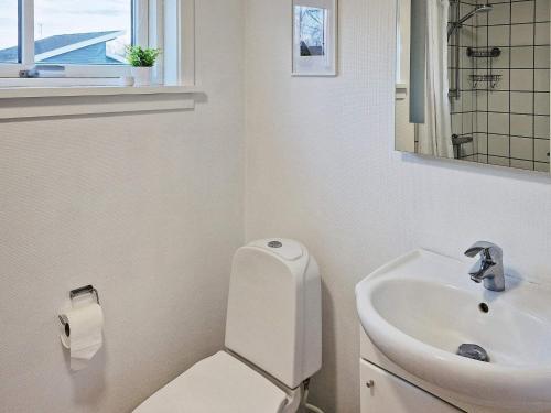 グドイェムにあるOne-Bedroom Holiday home in Gudhjem 2の白いバスルーム(トイレ、シンク付)