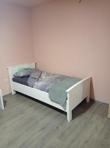 Una cama o camas en una habitación de Vezir apartman