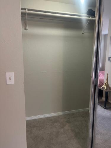 uma porta de vidro deslizante num quarto em Big private room em Las Vegas
