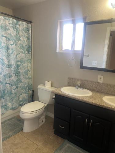 La salle de bains est pourvue de toilettes, d'un lavabo et d'un miroir. dans l'établissement Big private room, à Las Vegas