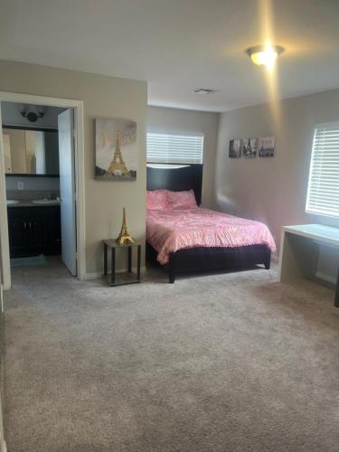 una camera con letto rosa e un bagno di Big private room a Las Vegas