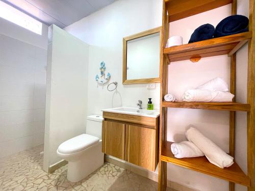 La salle de bains est pourvue de toilettes et d'un lavabo. dans l'établissement Carey Beach Baru, à Barú