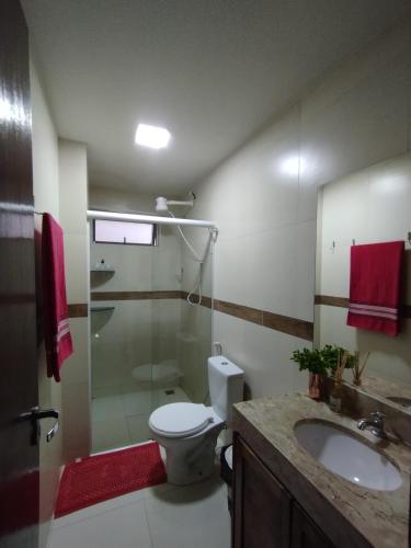 y baño con aseo, ducha y lavamanos. en Condomínio Sonhos Da Serra, en Bananeiras