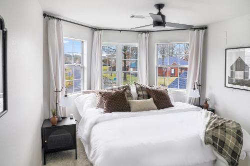 Postel nebo postele na pokoji v ubytování Lake Hamilton Carriage House 5BR; 3.5BA Sleeps 17!