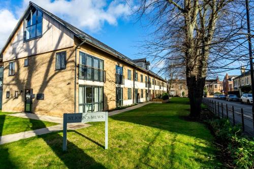 ein Schild im Gras vor einem Gebäude in der Unterkunft Modern apartment in central quiet York with free Parking - Contemporary new building in York
