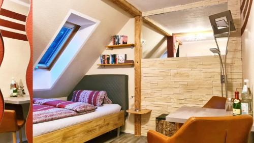 a room with a bench in a tiny house at Thüringer Waldbaude in Tambach-Dietharz