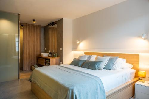 1 dormitorio con 1 cama grande con almohadas azules en El Drago Loft: Beach & City - NEW, en Puerto de la Cruz