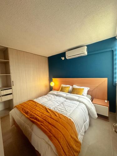 Un pat sau paturi într-o cameră la Apartamento de lujo en Cúcuta.