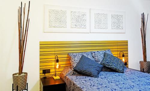 a bedroom with a bed with a blue comforter at Santa Cruz de Tenerife, acogedor, céntrico, garaje in Santa Cruz de Tenerife