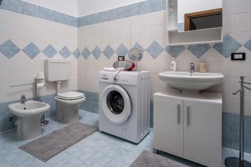 Alzano Lombardo的住宿－La Vecchia Filanda 4 - Alzano Lombardo - by Host4U，一间带洗衣机和水槽的浴室