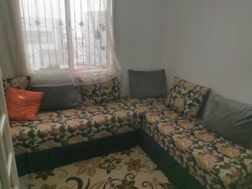 Un pat sau paturi într-o cameră la مفتاح الساحل انزا