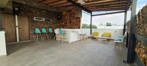 a room with chairs and a counter with a bar at Cálida casa pet friendly, CDMX in Mexico City