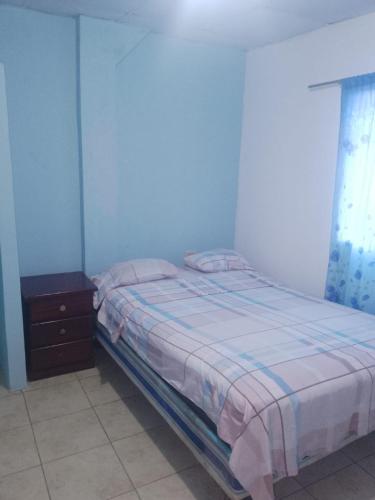 een kleine slaapkamer met een bed en een nachtkastje bij HOTEL EL CASTILLO MANTA2 in Manta