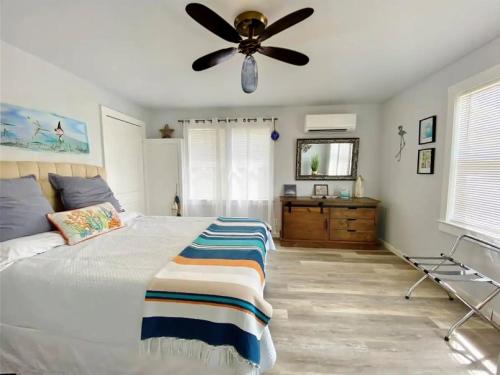 1 dormitorio con 1 cama y ventilador de techo en La Buena Pescada - Aransas Pass, TX Coastal Cottage!, en Aransas Pass