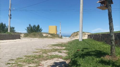 una calle vacía con un poste a un lado de una carretera en Cobertura Beira Mar 15m en Laranjal