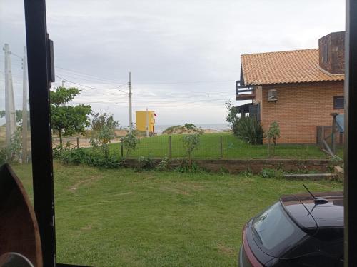 una vista desde una ventana de un patio con una casa en Cobertura Beira Mar 15m, en Laranjal