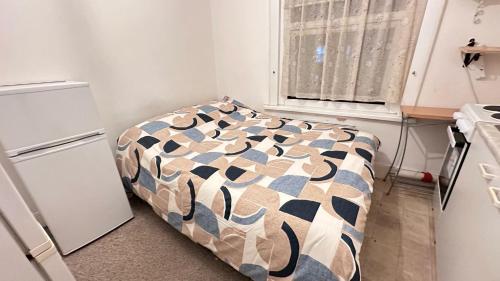 מיטה או מיטות בחדר ב-Studios/ Bedsitter living unit -Ilford