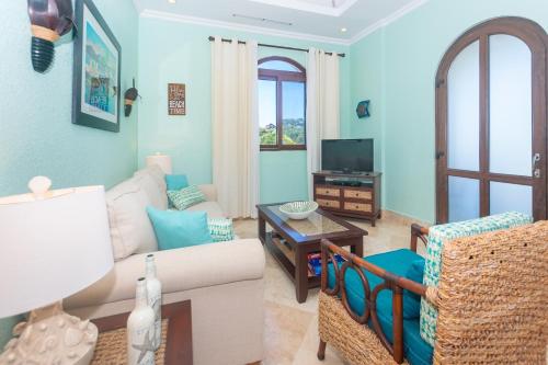 TV a/nebo společenská místnost v ubytování Keyhole Bay condo 10 condo