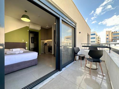 - une chambre avec un lit, une table et des chaises dans l'établissement M & M boutique apartments, à Athènes