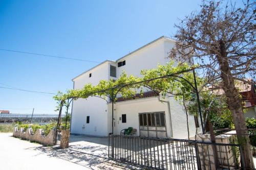 Apartments by the sea Kastel Kambelovac, Kastela - 22444
