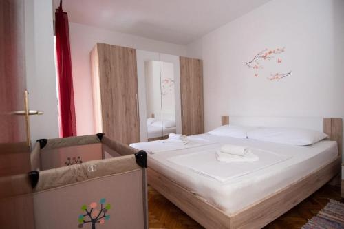 Apartments by the sea Kastel Kambelovac, Kastela - 22444