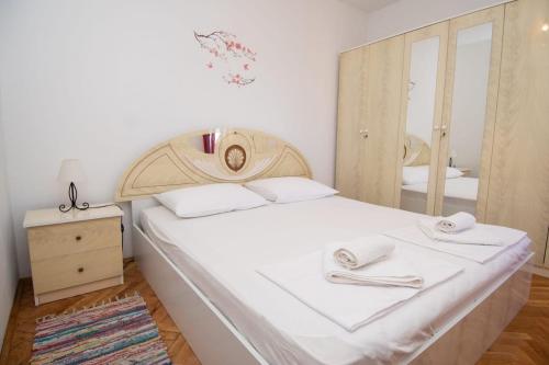 Apartments by the sea Kastel Kambelovac, Kastela - 22444