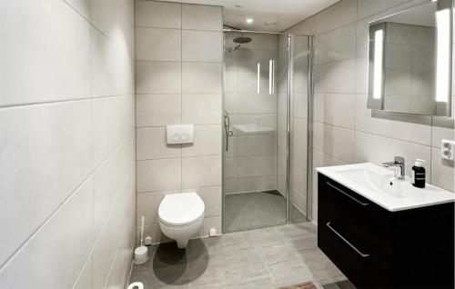 uma casa de banho com um chuveiro, um WC e um lavatório. em 2 Bedroom Nice Apartment In Geilo em Geilo