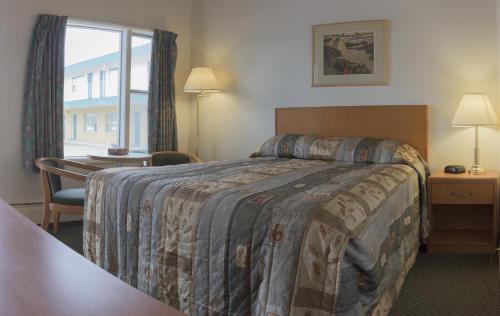 Ένα ή περισσότερα κρεβάτια σε δωμάτιο στο Sun-Dek Motel