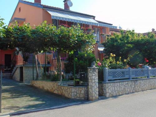 Apartments with parking space Rovinj - 22525