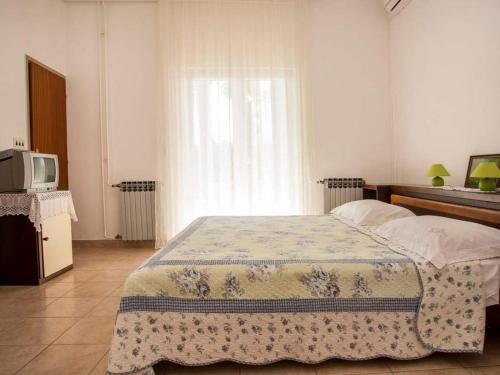 Apartments with WiFi Rovinj - 22526