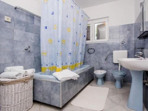een badkamer met een douche, een toilet en een wastafel bij Apartments with a parking space Rovinj - 22527 in Rovinj