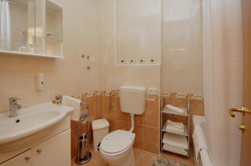 Apartments and rooms with parking space Trogir - 22531