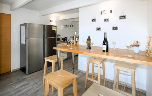 Η κουζίνα ή μικρή κουζίνα στο Cozy Home In La Garde Adhémar