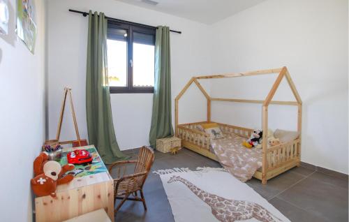um quarto para crianças com uma cama girafa e uma mesa em Stunning Home In Rochefort Du Gard With Private Swimming Pool, Can Be Inside Or Outside em Rochefort-du-Gard