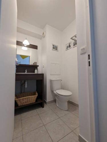 une salle de bain avec toilettes et lavabo dans l'établissement Disney’s Gallery à 5 minutes de Disneyland Paris, à Montévrain