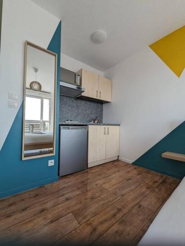 Cette chambre vide dispose d'une cuisine et de parquet. dans l'établissement Disney’s Gallery à 5 minutes de Disneyland Paris, à Montévrain