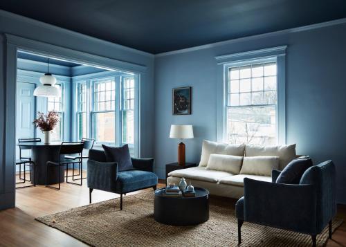 a living room with blue walls and a couch and chairs at CoHouse New Haven steps to Yale University in New Haven