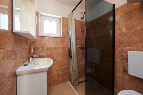 y baño con lavabo y ducha. en Apartments with a parking space Trogir - 22635 en Trogir