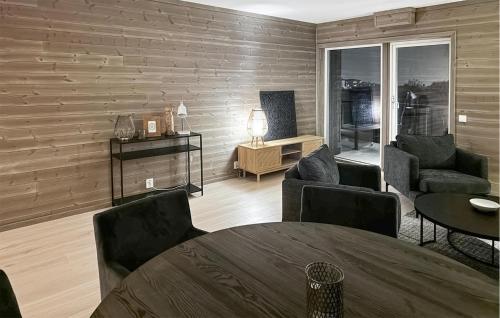 uma sala de estar com duas cadeiras e uma mesa em 2 Bedroom Stunning Apartment In Geilo em Geilo