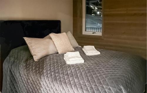 uma cama com duas toalhas em cima em 2 Bedroom Stunning Apartment In Geilo em Geilo
