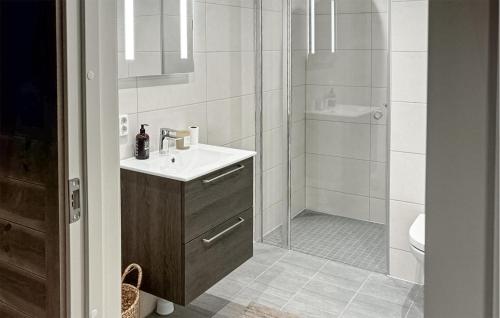 ein Bad mit einer Dusche, einem Waschbecken und einem WC in der Unterkunft 2 Bedroom Stunning Apartment In Geilo in Geilo