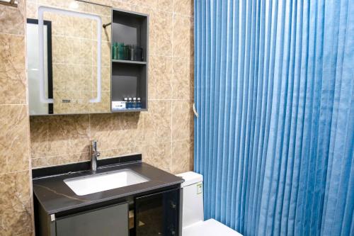 La salle de bains est pourvue d'un lavabo et d'une douche. dans l'établissement Lucky Tito Coron Dive Resort, à Coron