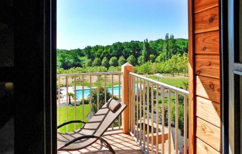 d'un balcon avec un banc et une vue sur la piscine. dans l'établissement Le Hangar, à Castelnaud-la-Chapelle