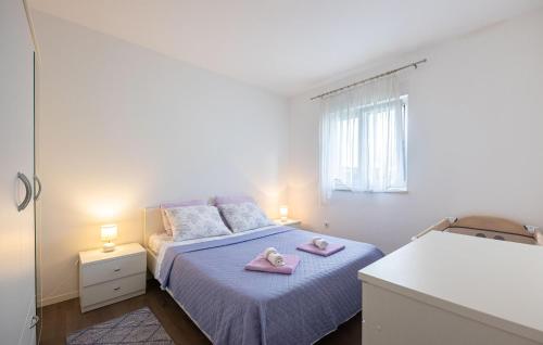 ein Schlafzimmer mit einem Bett mit zwei Handtüchern darauf in der Unterkunft Nice Home In Podstrana With House Sea View in Podstrana