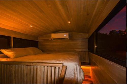 1 dormitorio con 1 cama en una habitación pequeña en Cabin VNV en Nosara